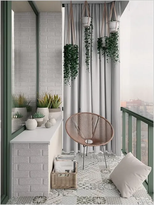 Ban công chung cư nhỏ được trang trí bằng các loại cây cảnh chậu treo và chậu đứng, tối ưu không gian xanh