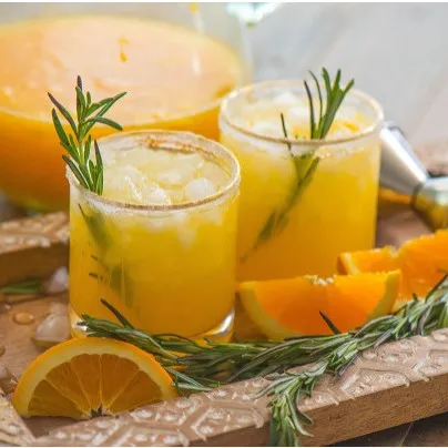 Cận cảnh lá và cành Hương Thảo đã được cắt tỉa, thể hiện độ tươi và xanh tốt