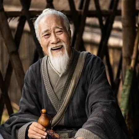 Cây khế bonsai được tạo dáng uốn lượn có thể đặt ở ban công hoặc sân thượng để tăng tính thẩm mỹ và giá trị phong thủy (https://s1.media.ngoisao.vn/resize_580/news/2025/07/17/a3d84a01082ea14316f0eb211a6b8292-ngoisaovn-w450-h450.jpg)