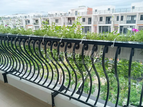 Chậu hoa treo nhỏ gọn giúp tiết kiệm diện tích hiệu quả trên ban công nhà