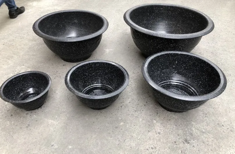 Chọn chậu đất nung có khả năng thoát nước tốt để trồng cây lựu trong chậu