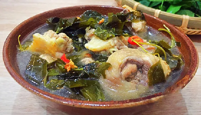 Món canh gà nấu lá giang, thể hiện ứng dụng ẩm thực của cây lá giang