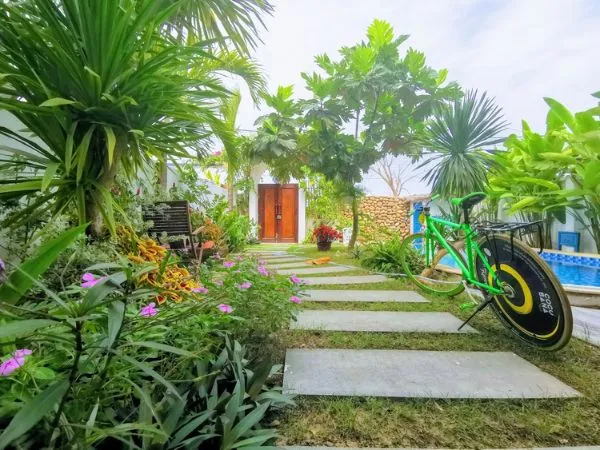 Ngôi nhà với cây xanh trước cửa