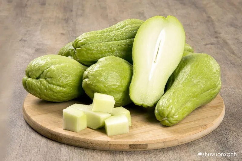 Quả su su tươi ngon được xếp chồng lên nhau sau thu hoạch