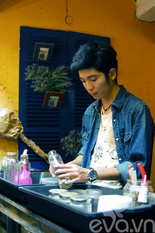 Rải lớp sỏi thoát nước đầu tiên xuống đáy bình thủy tinh để thực hiện cách trồng cây terrarium