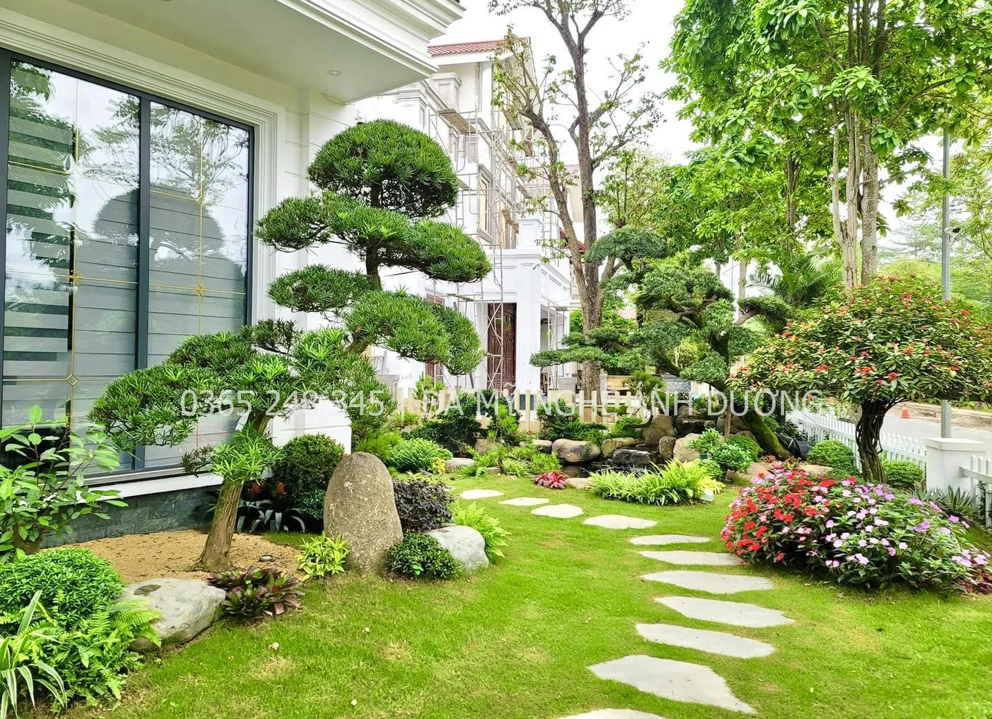 Thiết kế vườn với các loại hoa cảnh nhiều màu sắc như cẩm tú cầu và hoa hồng leo.