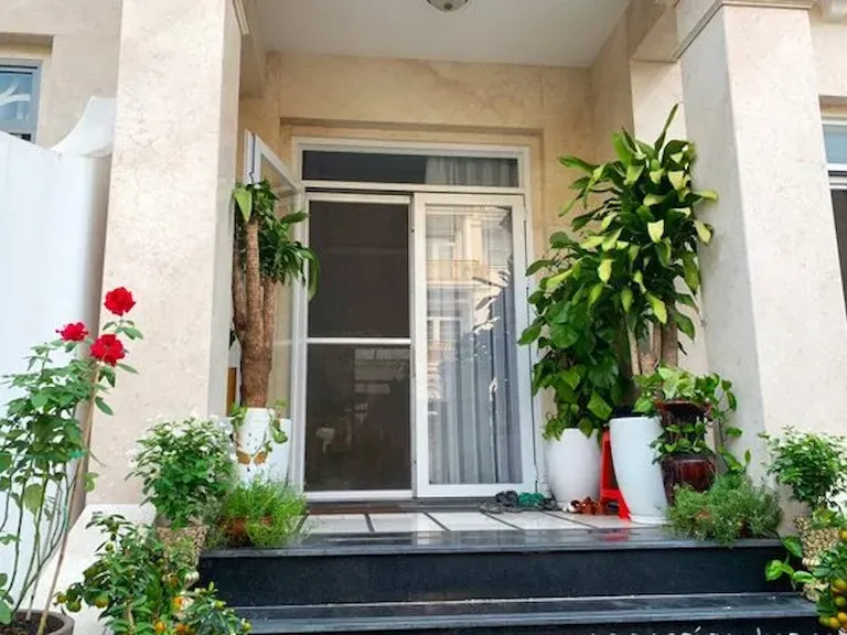 tổng quan cây cảnh trước cửa nhà