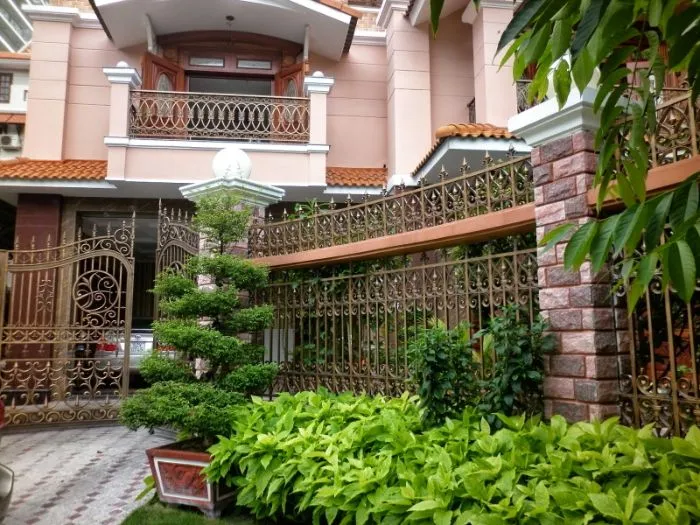 Trồng cây cảnh trước cổng nhà mang lại vẻ đẹp kiến trúc và phong thủy hài hòa