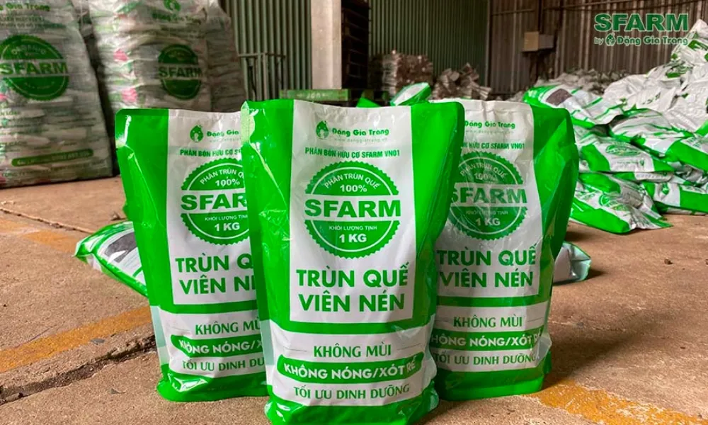 Ưu tiên sử dụng phân hữu cơ để bón cho cây Cẩm Tú Mai, giúp cây phát triển ổn định