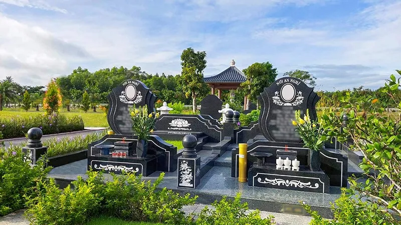 Việc dọn dẹp và cắt tỉa cây xanh ở mộ phần cần được thực hiện thường xuyên để giữ vệ sinh và phong thủy