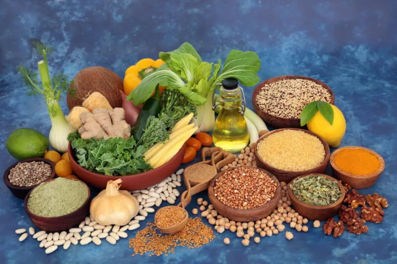 Alt text: Bữa ăn Macrobiotic với gạo lứt, đậu, rau củ và súp miso cân bằng dinh dưỡng, minh họa cách trồng cây đậu đen xanh lòng trong chế độ ăn