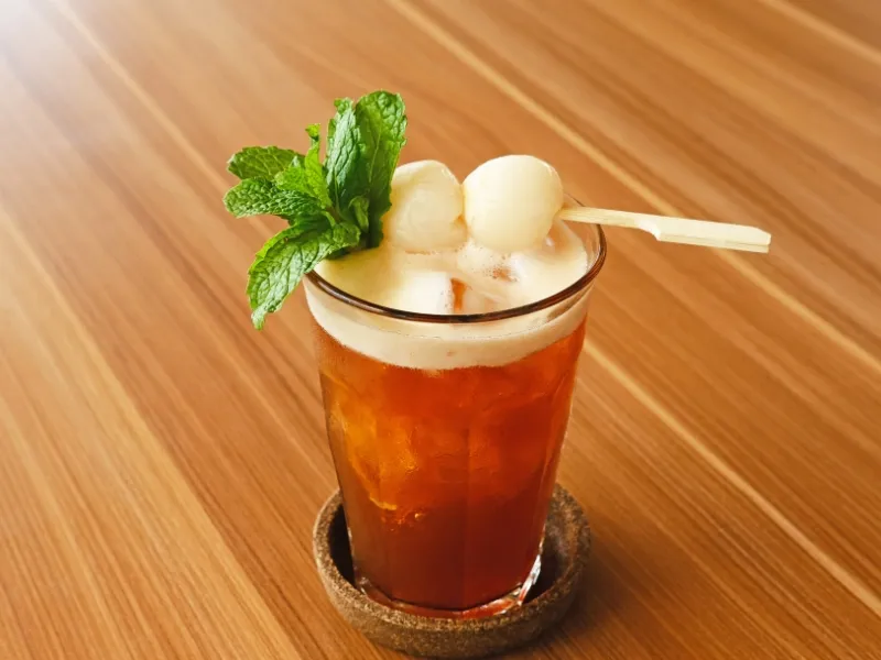 Cận cảnh chồi non của cây trà xanh đang phát triển