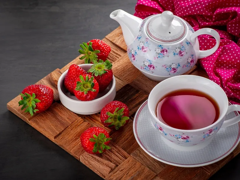 Cây trà xanh trồng trong chậu ở ban công