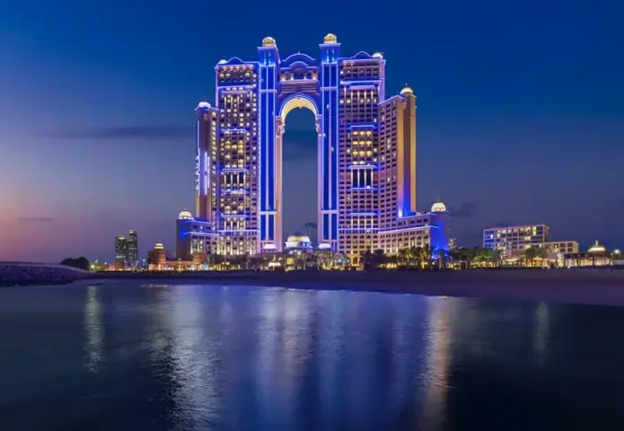 Hình ảnh chậu cây đinh lăng lá nhỏ đặt trong vườn