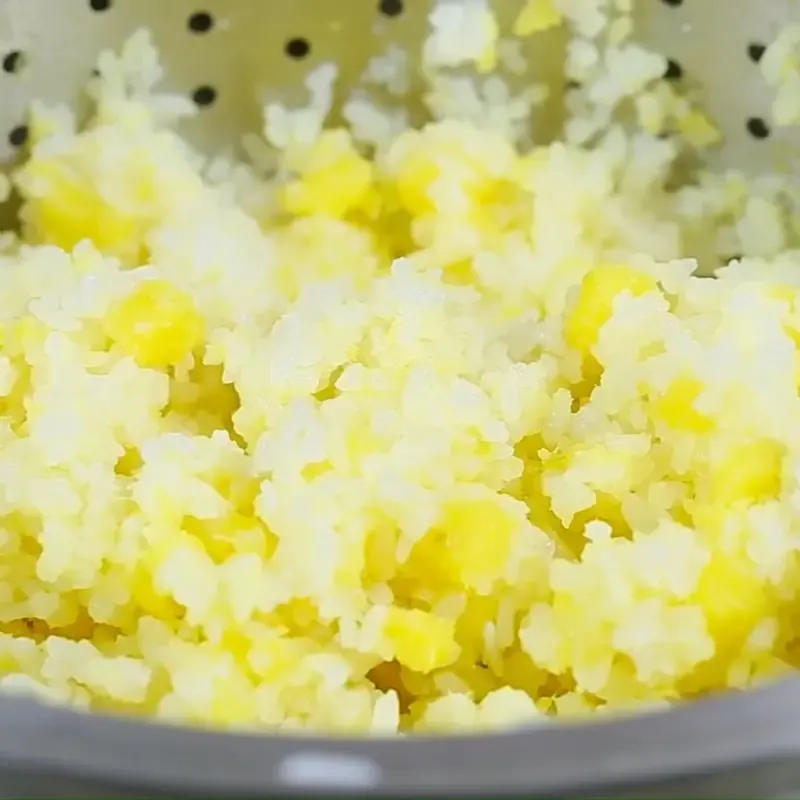 Kiểm tra hệ thống thoát nước của chậu khi áp dụng cách chăm sóc cây mướp đắng trong chậu