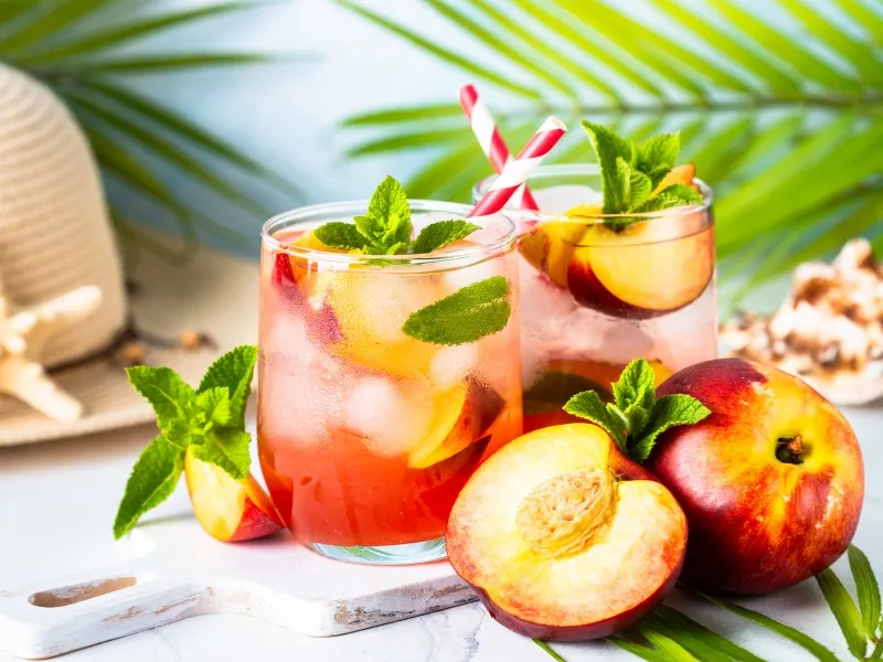 Lá trà xanh tươi đang được thu hoạch