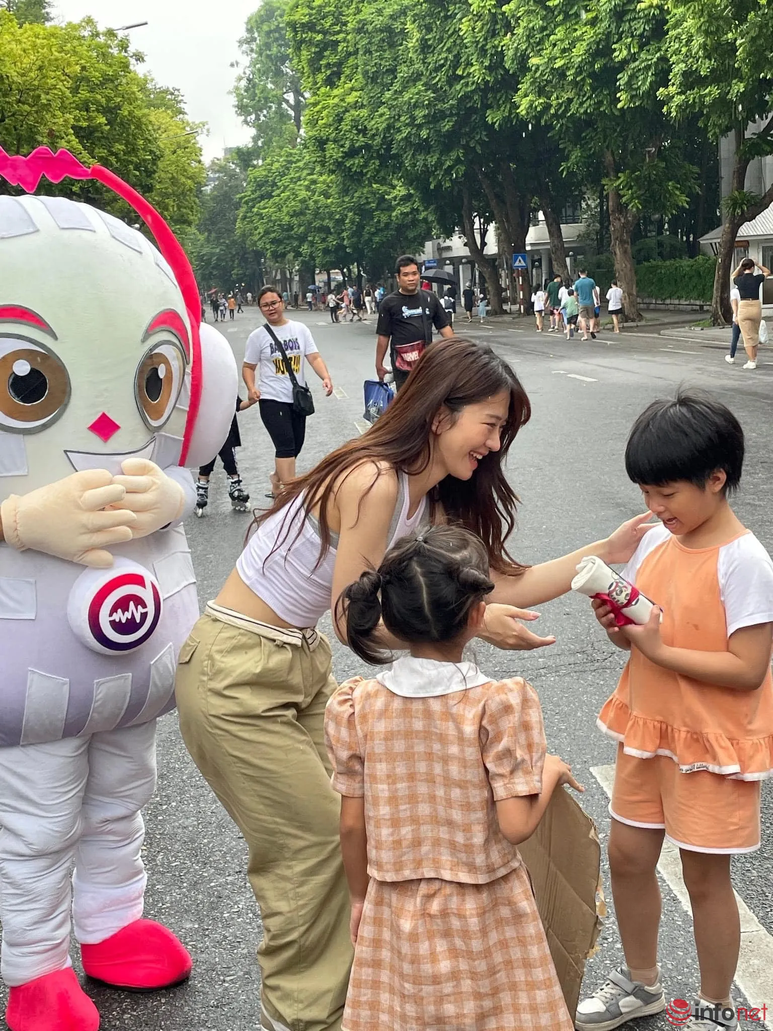 Lê Bống tham gia giao lưu tại sự kiện, nhận được sự yêu mến của các em nhỏ