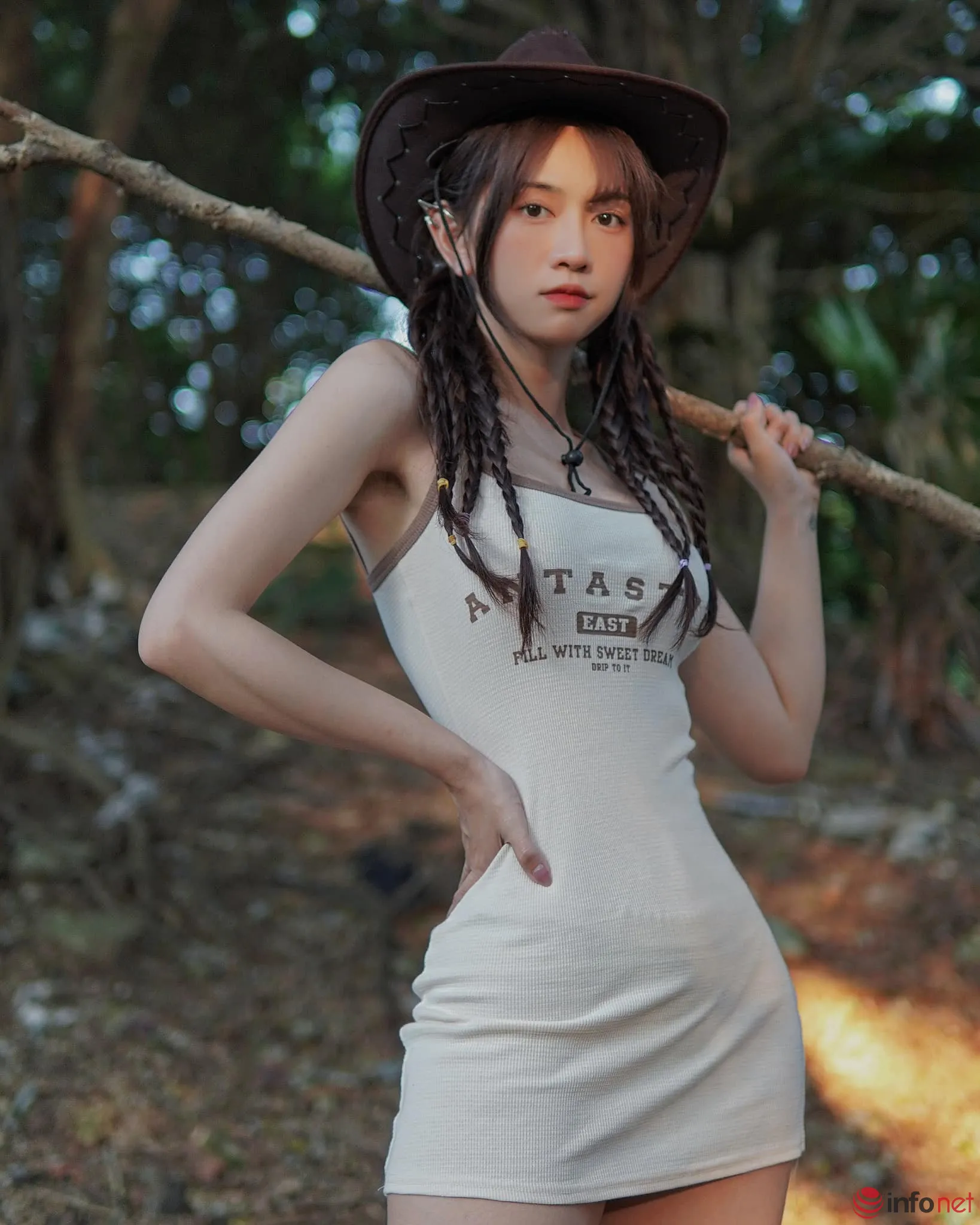 Lê Bống xuất hiện trong một sự kiện với phong cách thời trang ấn tượng