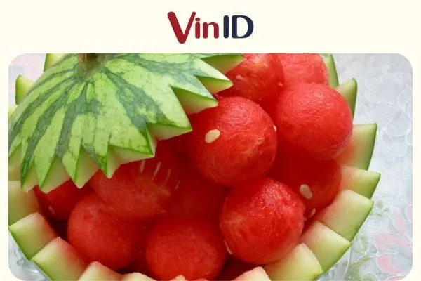 Nông dân đang kiểm tra độ ẩm và chất lượng đất sau khi áp dụng kỹ thuật canh tác cây Thất Diệp Nhất Chi Hoa