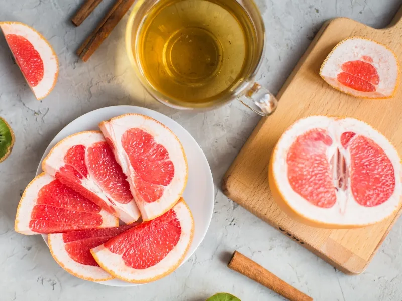 Phân bón hữu cơ đang được bổ sung cho cây trà