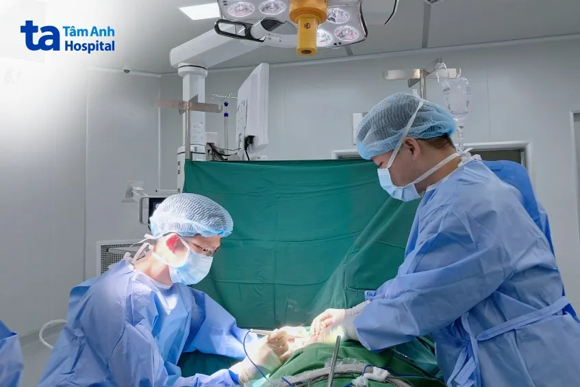 ThS.BS Huỳnh Bá Tấn, khoa Ngoại Vú, BVĐK Tâm Anh TP.HCM đang điều trị cho người bệnh, đảm bảo quá trình nâng ngực an toàn và hiệu quả, giảm thiểu các yếu tố làm ảnh hưởng đến nhũ hoa