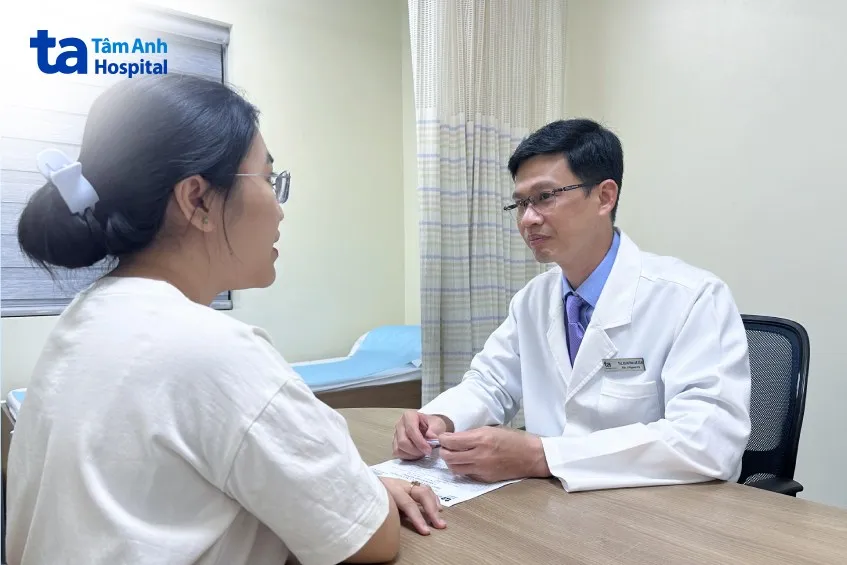 ThS.BS Huỳnh Bá Tấn, khoa Ngoại Vú, BVĐK Tâm Anh TP.HCM đang tư vấn các phương pháp nâng ngực, hỗ trợ chị em có bầu ngực đẹp