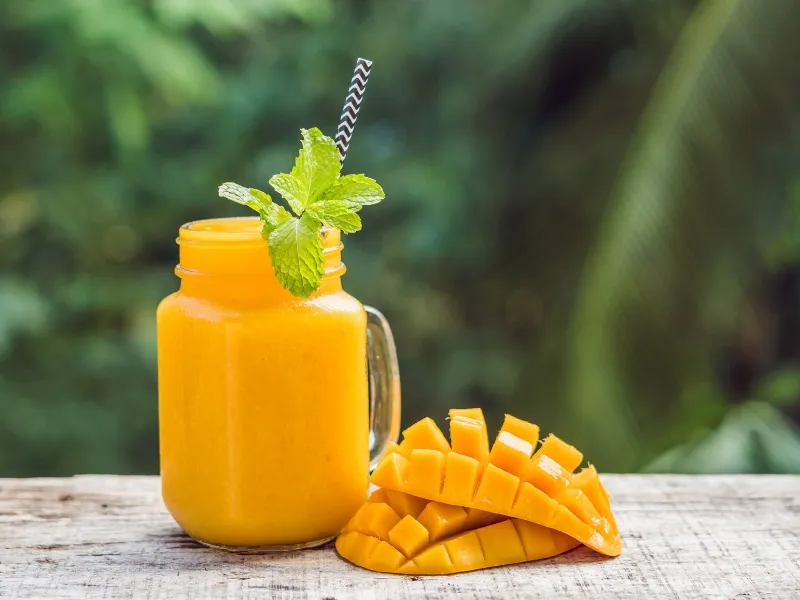 Trà xoài nhiệt đới với xoài chín vàng óng và thơm lừng