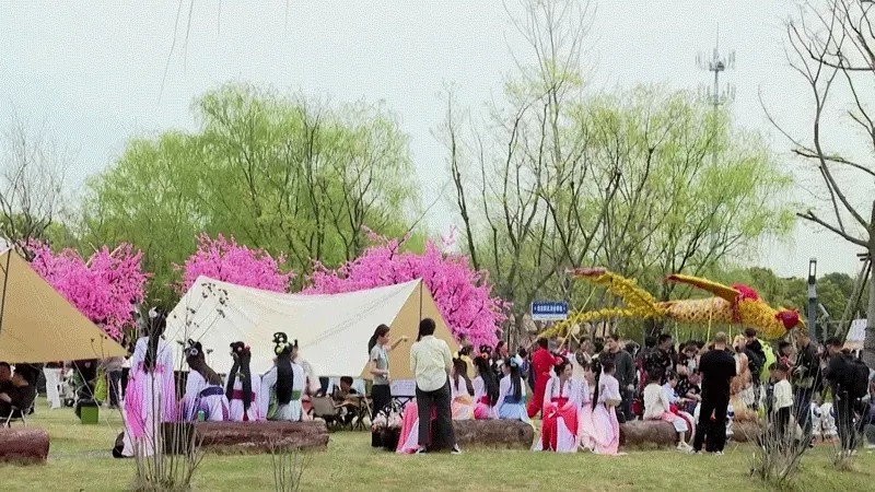 Văn hóa tơ lụa tại Đồng Hương, Chiết Giang, với các hoạt động chế tạo công cụ và nhào lộn trên thuyền